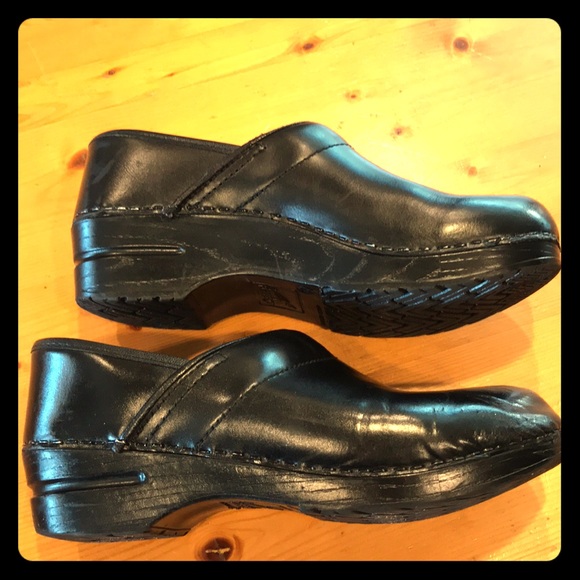 dansko narrow clogs